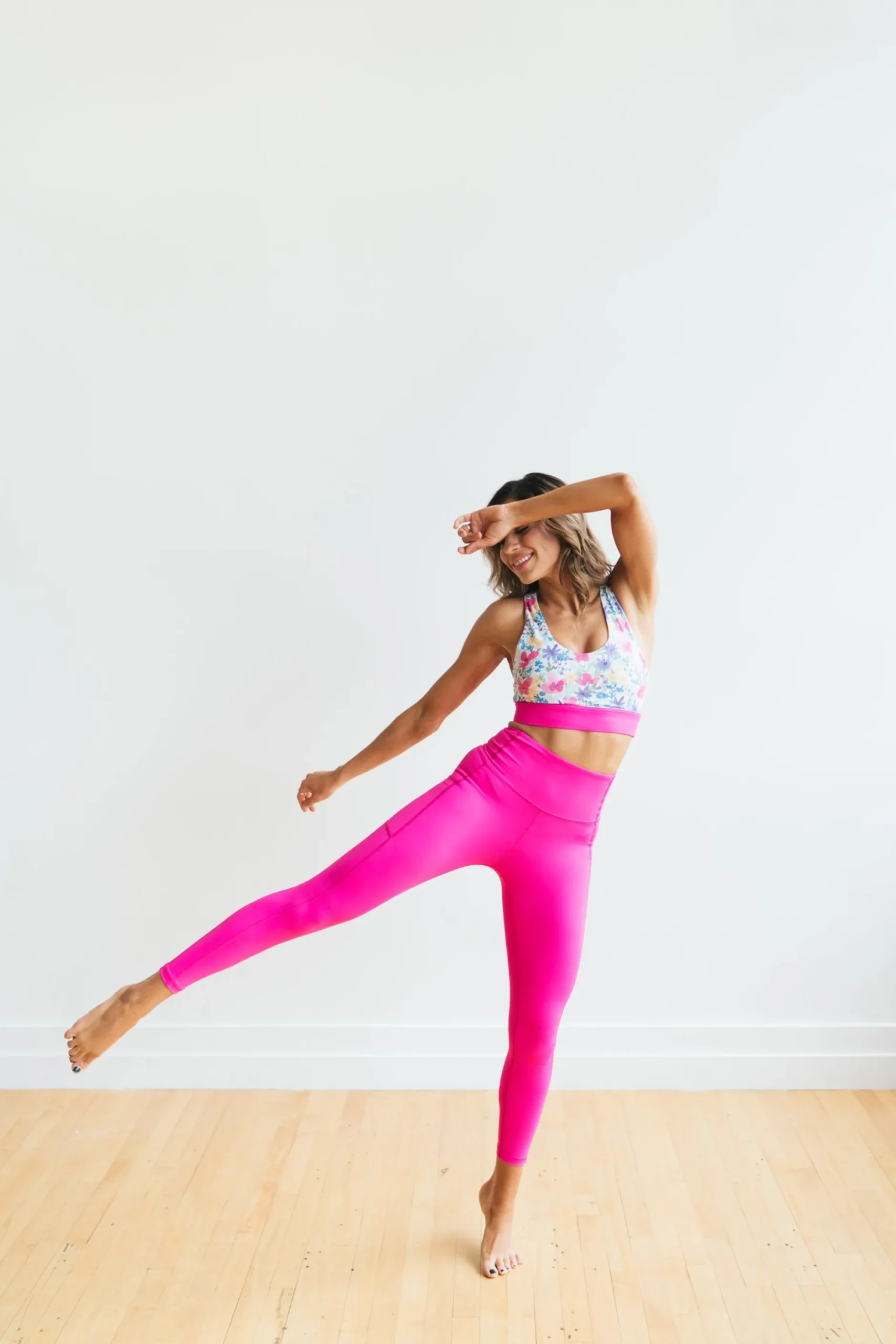 criss_cross_sports_bra__h_7.webp Sports Bras>Maven Thread Criss Cross Sports Bra - Hot Pink Floral