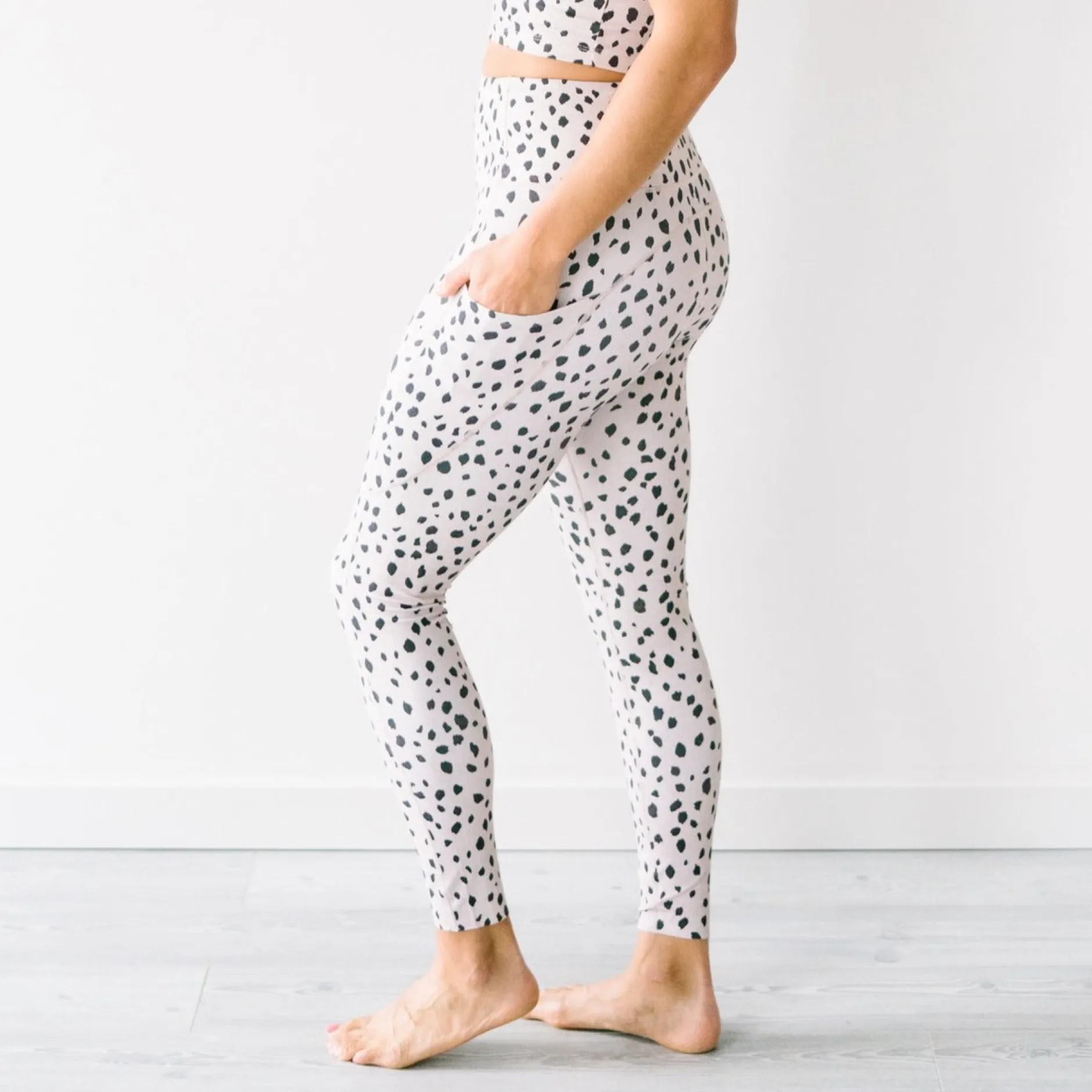 focus_leggings__dalmatian_0.webp Leggings>Maven Thread Focus Leggings - Dalmatian