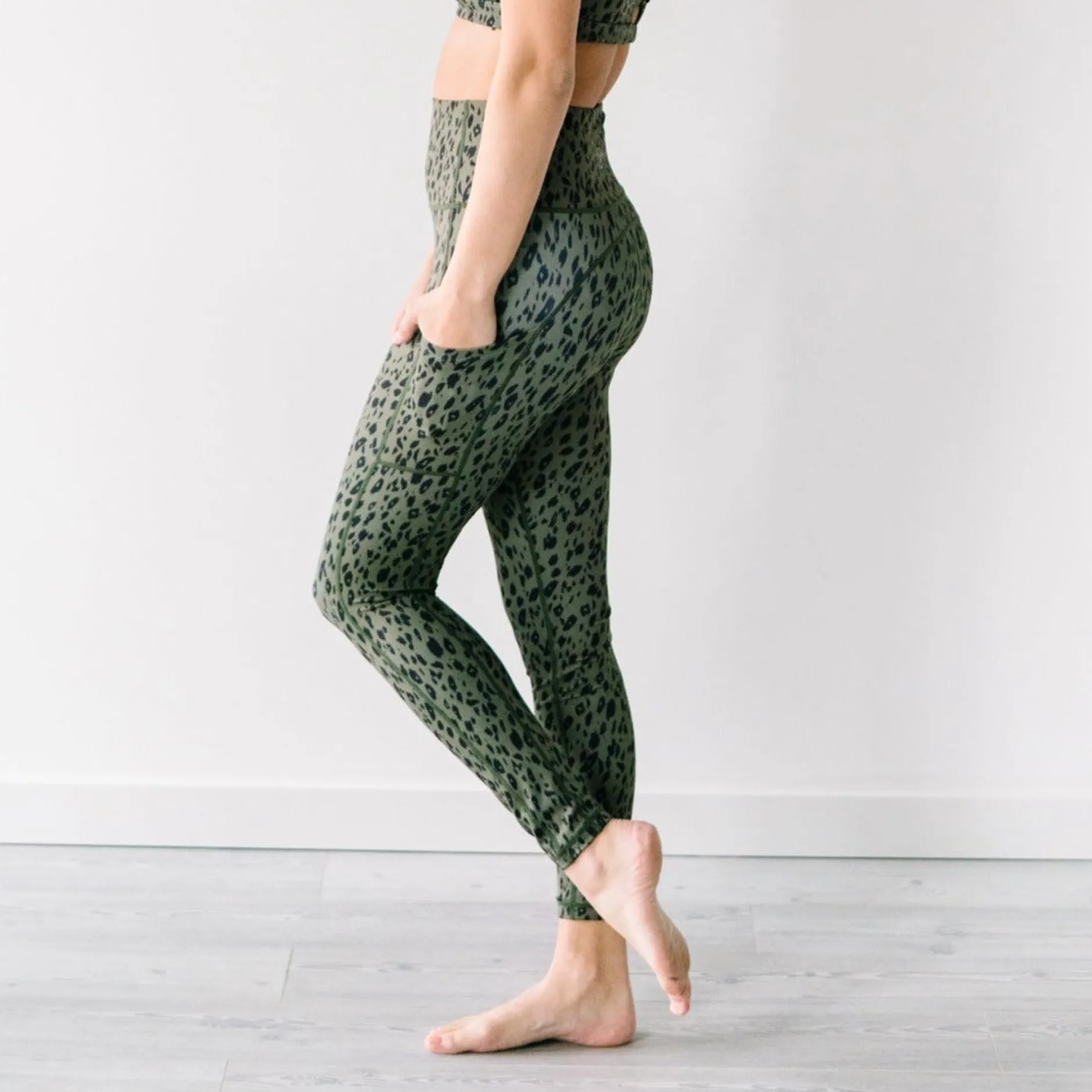 inspire_leggings__green_l_0.webp Leggings>Maven Thread Inspire Leggings - Green Leopard