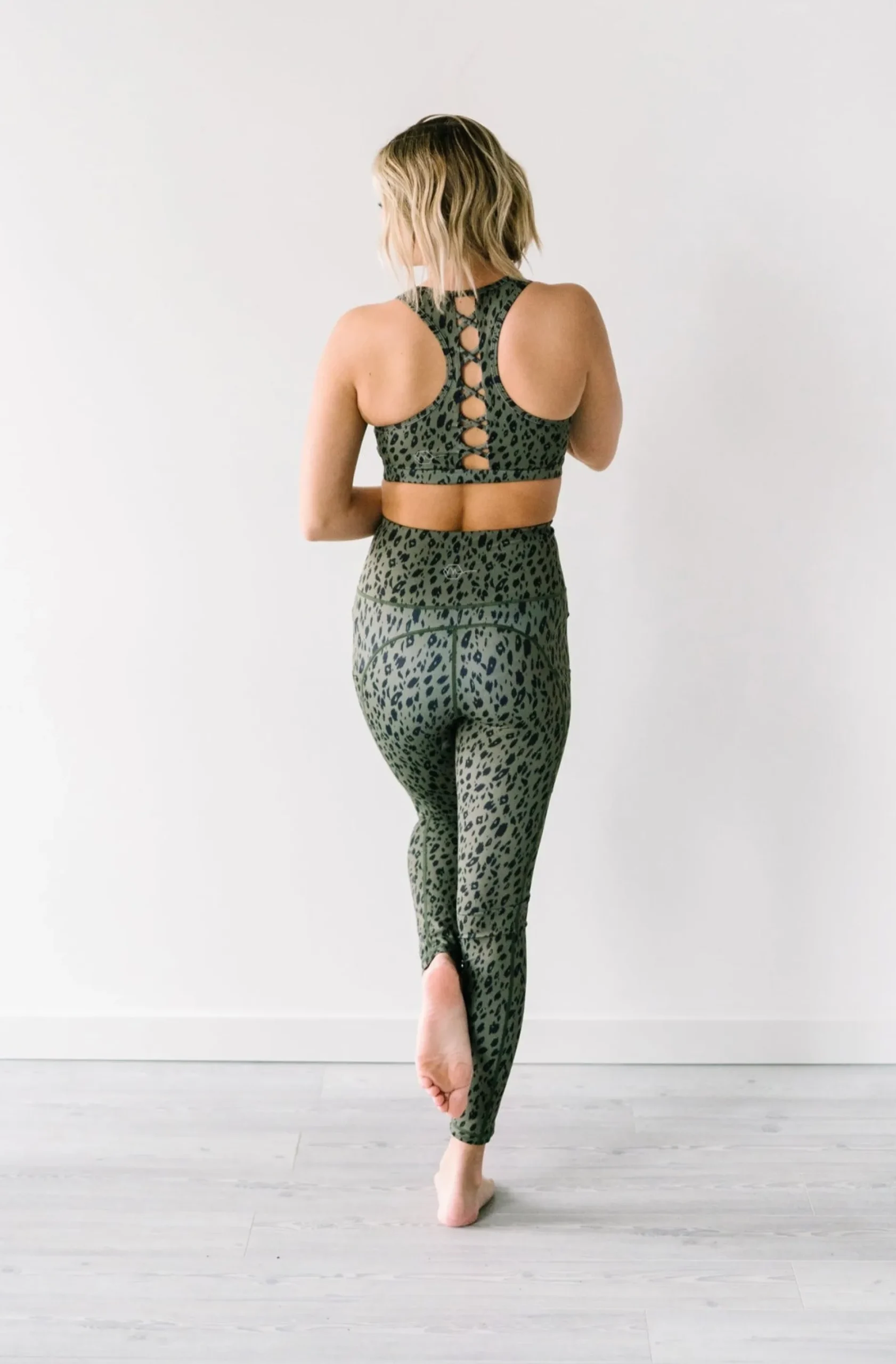 inspire_leggings__green_l_1.webp Leggings>Maven Thread Inspire Leggings - Green Leopard